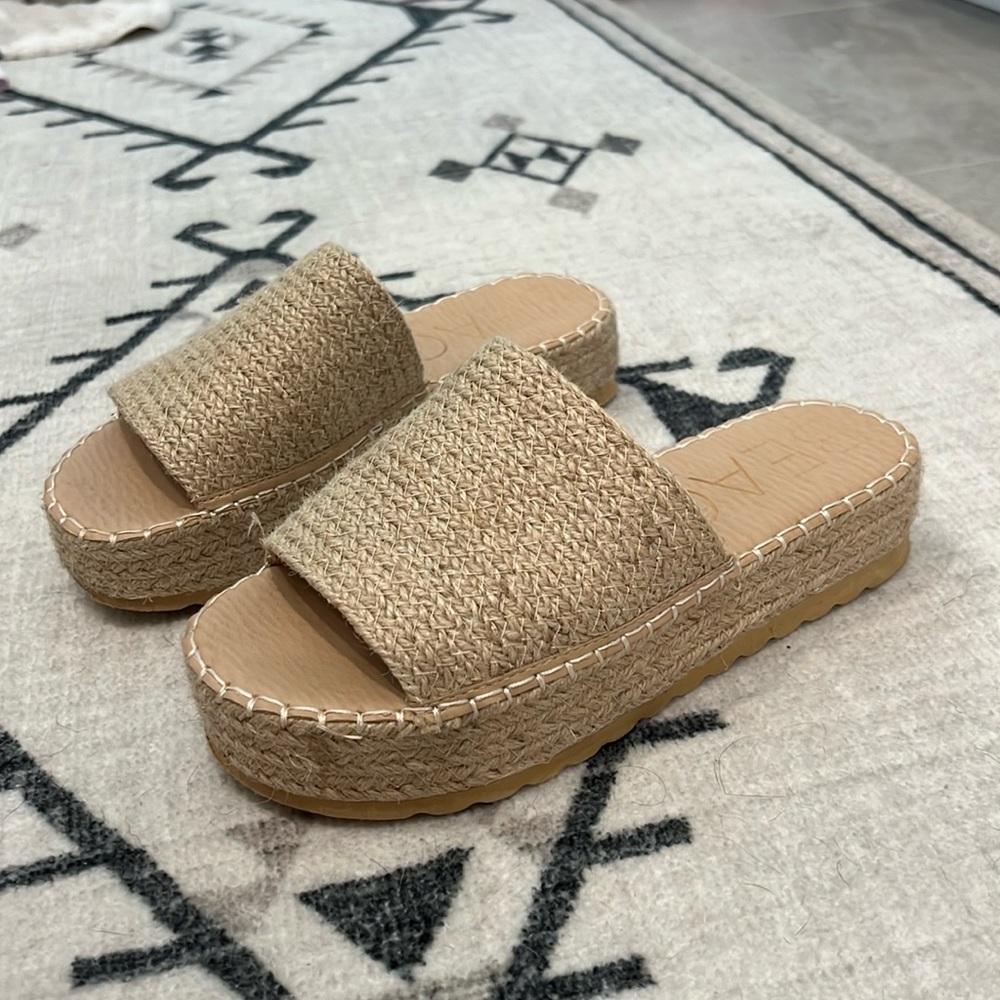 Tuckernuck sandals size 7.5